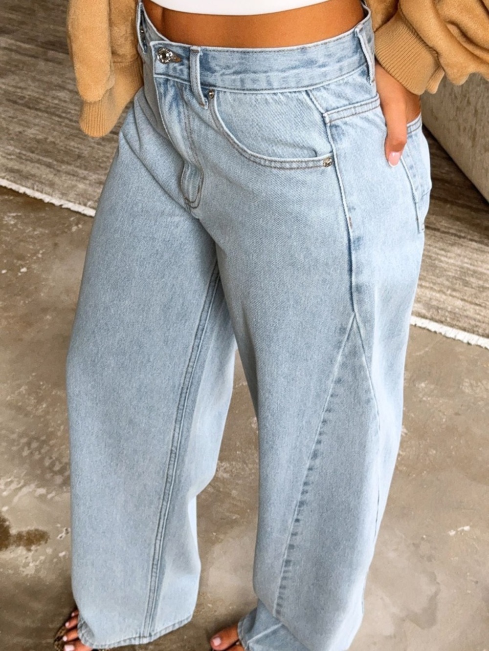 White Fox Boutique Light Wash Barrel Leg Jeans light wash Women’s Size Small EUC